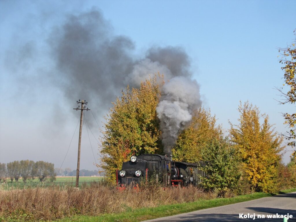 parowóz Px48 na Średzkiej Kolei Powiatowej przejazd turystyczny.