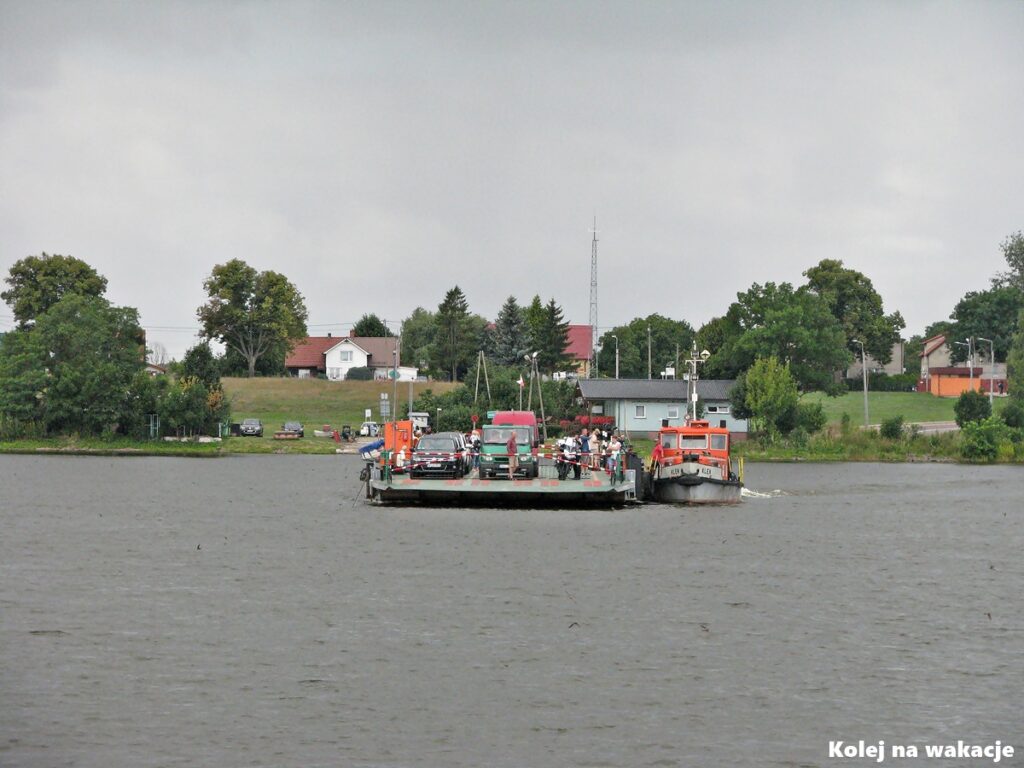 Prom Świbno – Mikoszewo. Krótka przeprawa, która staje się atrakcją 3 rom Świbno z pasażerami i samochodami przepływający przez rzekę Wisłę.