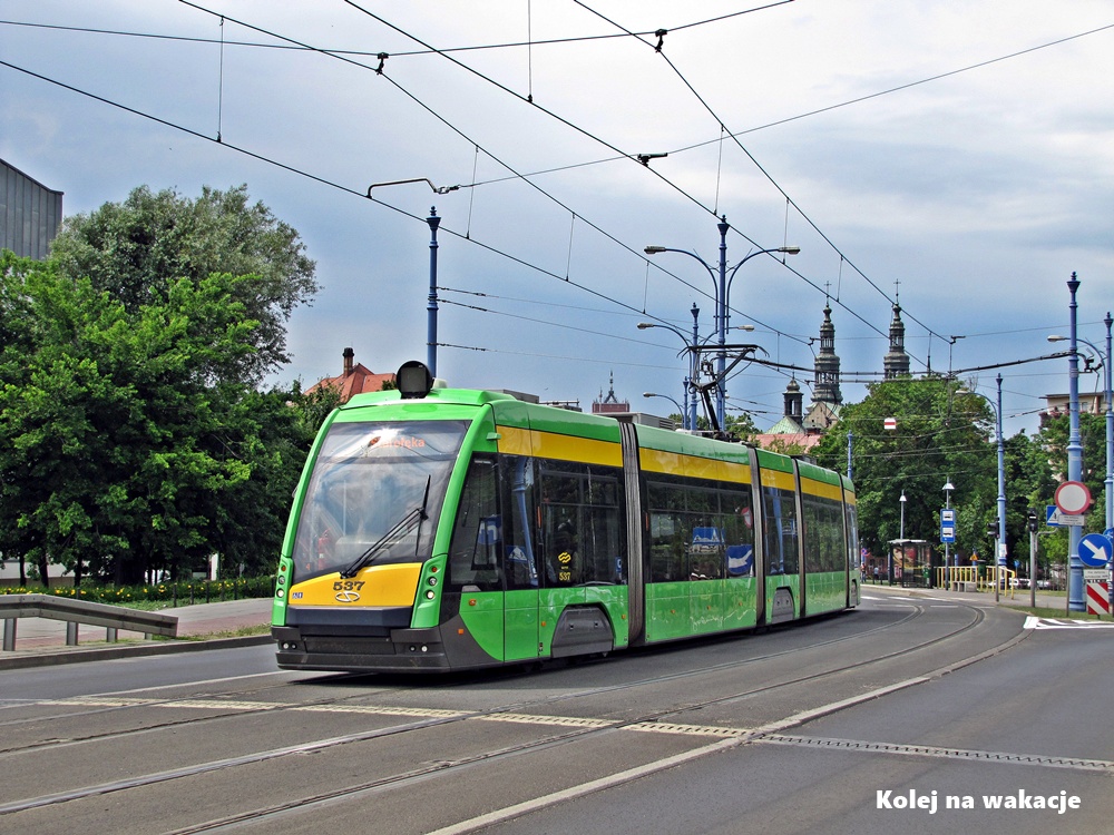Nowoczesny niskopodłogowy tramwaj Solaris Tramino na przystanku w Poznaniu.