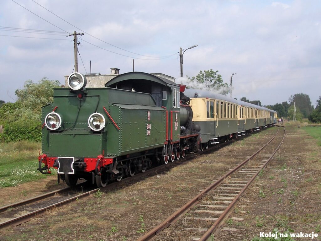 Zabytkowy parowóz Px29-1704 z pociągiem retro w dawnym malowaniu na stacji Tułowice w 2008 roku