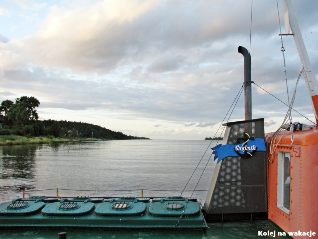 Wieczorny widok na szerokie ujście Wisły z pokładu promu Świbno - Mikoszewo.