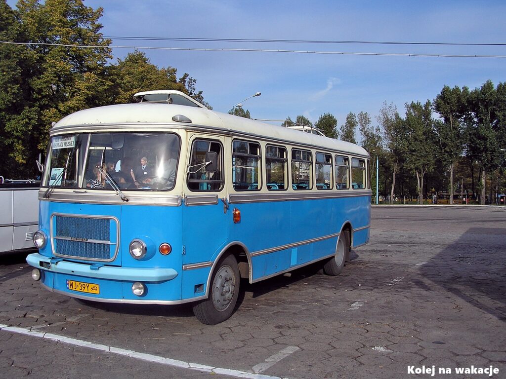 Zabytkowy niebieski autobus San H100 na ulicy w Warszawie