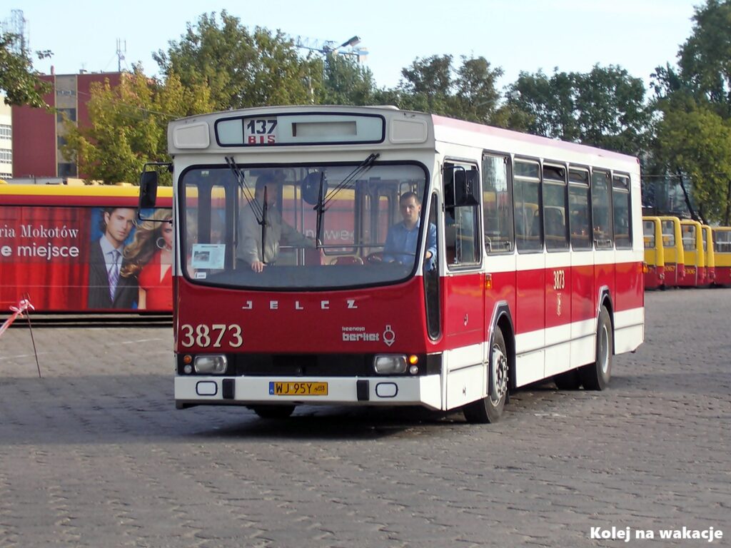 Co wyjeżdża na warszawskie tory i ulice? Na linii tramwajowej spotkacie klasyki, które budowały stolicę. Królują tu przedwojenne wagony typu K ("berlinki"), wagony typu N oraz oczywiście legendy Warszawy – Konstale 13N, pieszczotliwie nazywane przez mieszkańców "parówkami" ze względu na swój obły kształt.
Z kolei linia 100 to gratka dla fanów motoryzacji. Oprócz węgierskich klasyków, czyli przegubowych Ikarusów serii 200, ogromną sensację wzbudza zawsze Jelcz 043, powszechnie znany jako "Ogórek", często z charakterystyczną, kultową przyczepką.