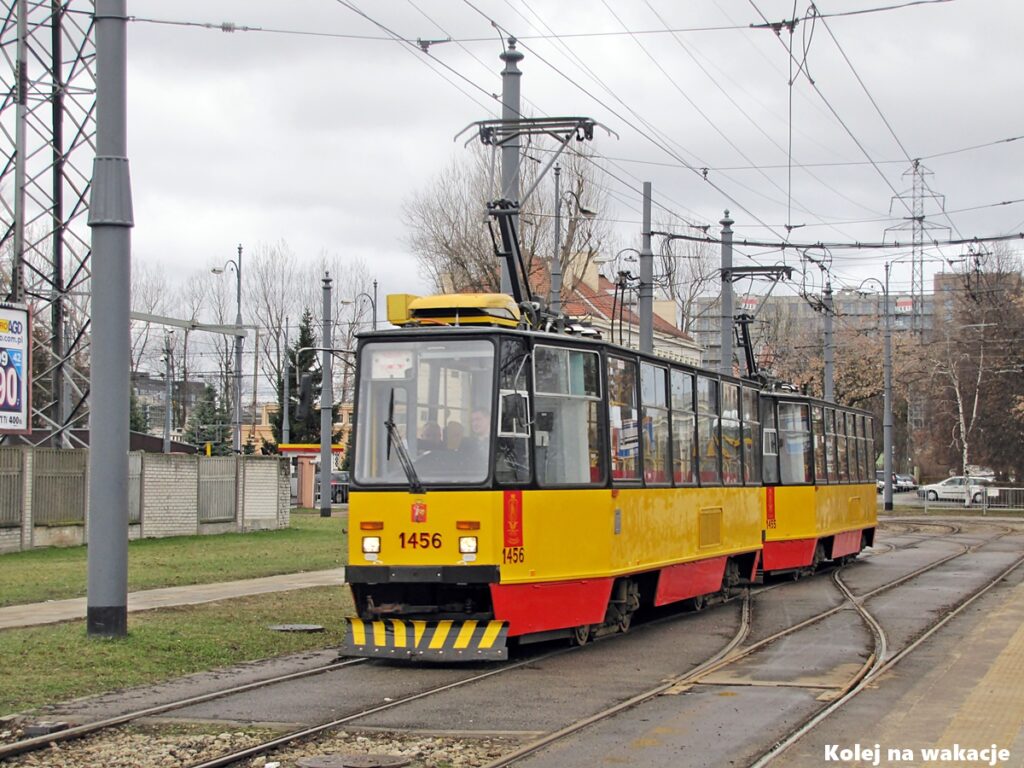 Klasyczny widok na warszawskich torach – kultowe „akwarium”, czyli Konstal 105Nf, w charakterystycznych czerwono-żółtych barwach miasta.