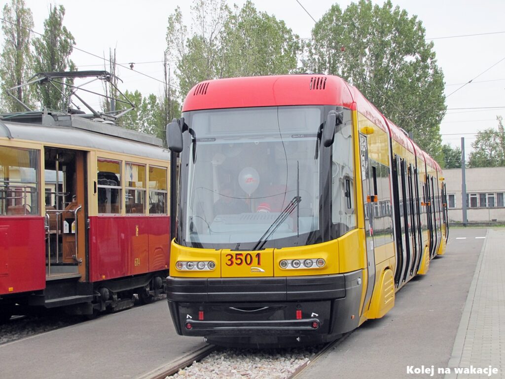 Nowoczesny niskopodłogowy tramwaj Pesa 120Na Duo.