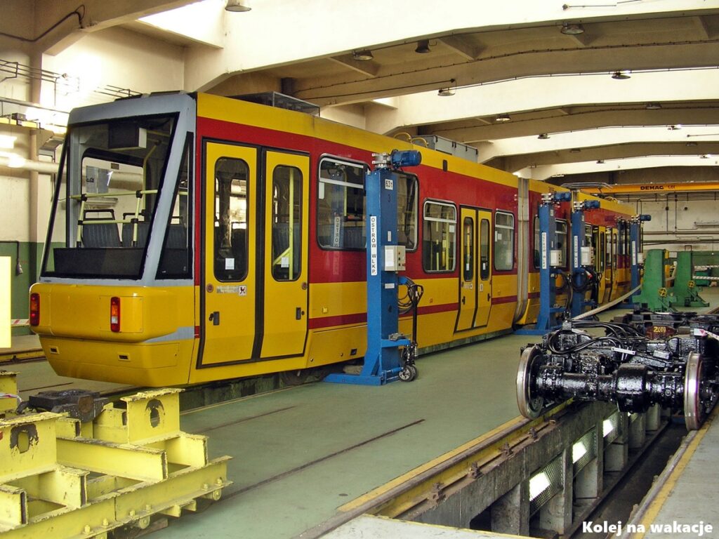 Tramwaj Konstal 116Na podczas naprawy w hali warszawskiej zajezdni tramwajowej