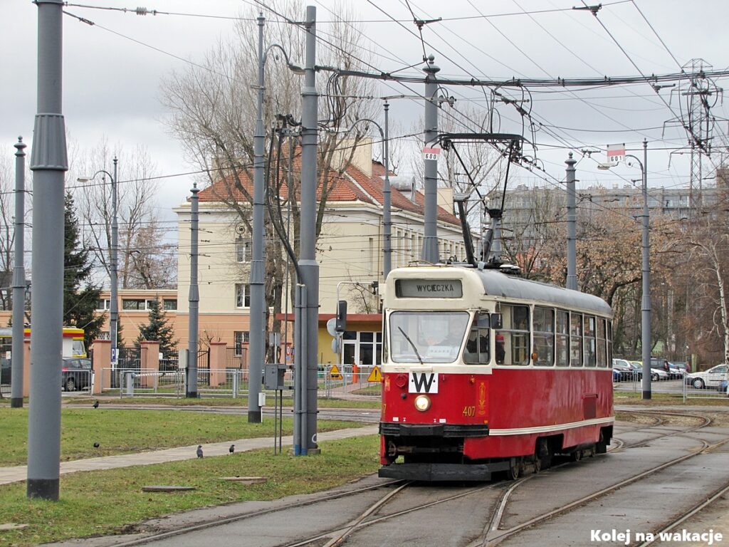 Kultowy tramwaj Konstal 13N nazywany parówką na linii turystycznej w Warszawie