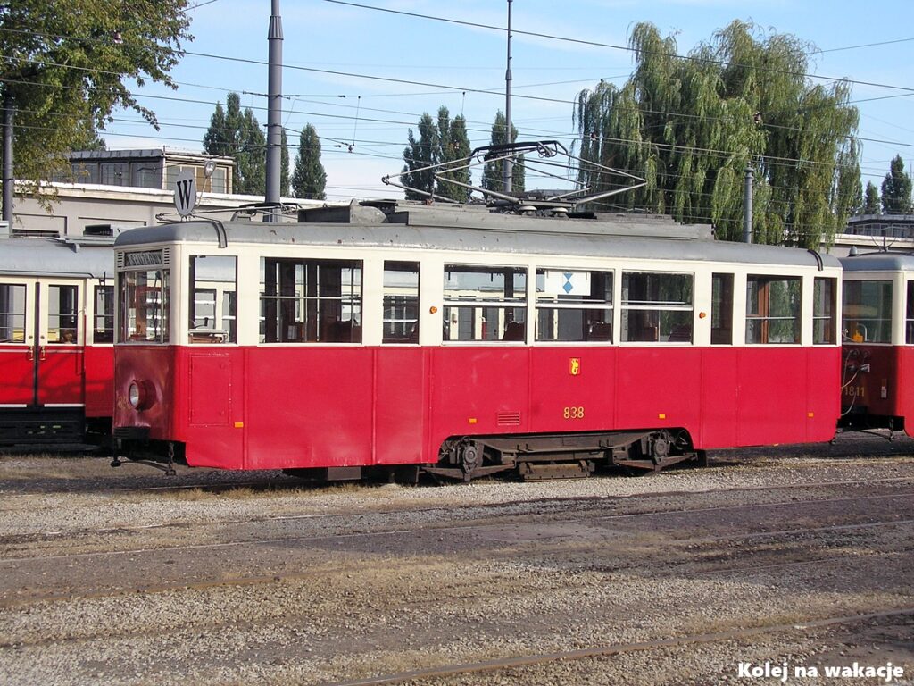 Zabytkowy tramwaj Konstal 4N na przystanku Warszawskich Linii Turystycznych