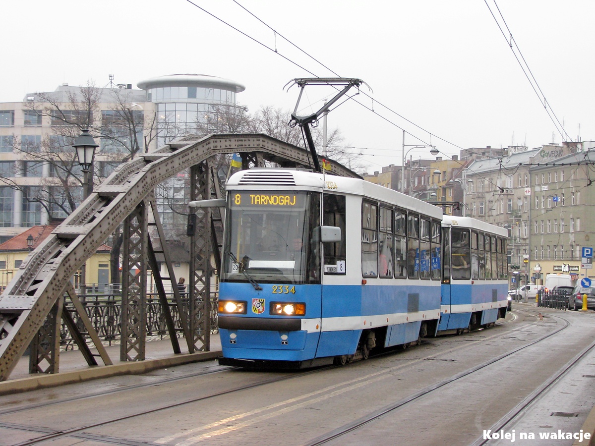 Niebieski tramwaj we Wrocławiu na Moście Młyńskim