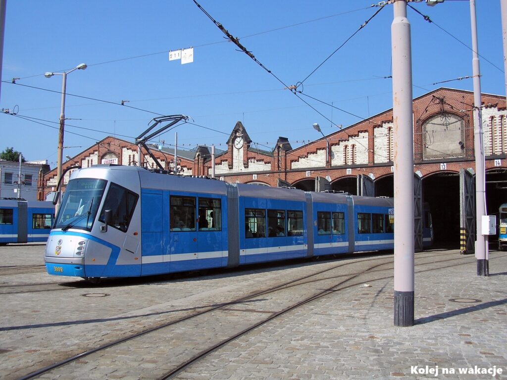 Nowoczesny, niskopodłogowy tramwaj Škoda o numerze bocznym 3002 we Wrocławiu.