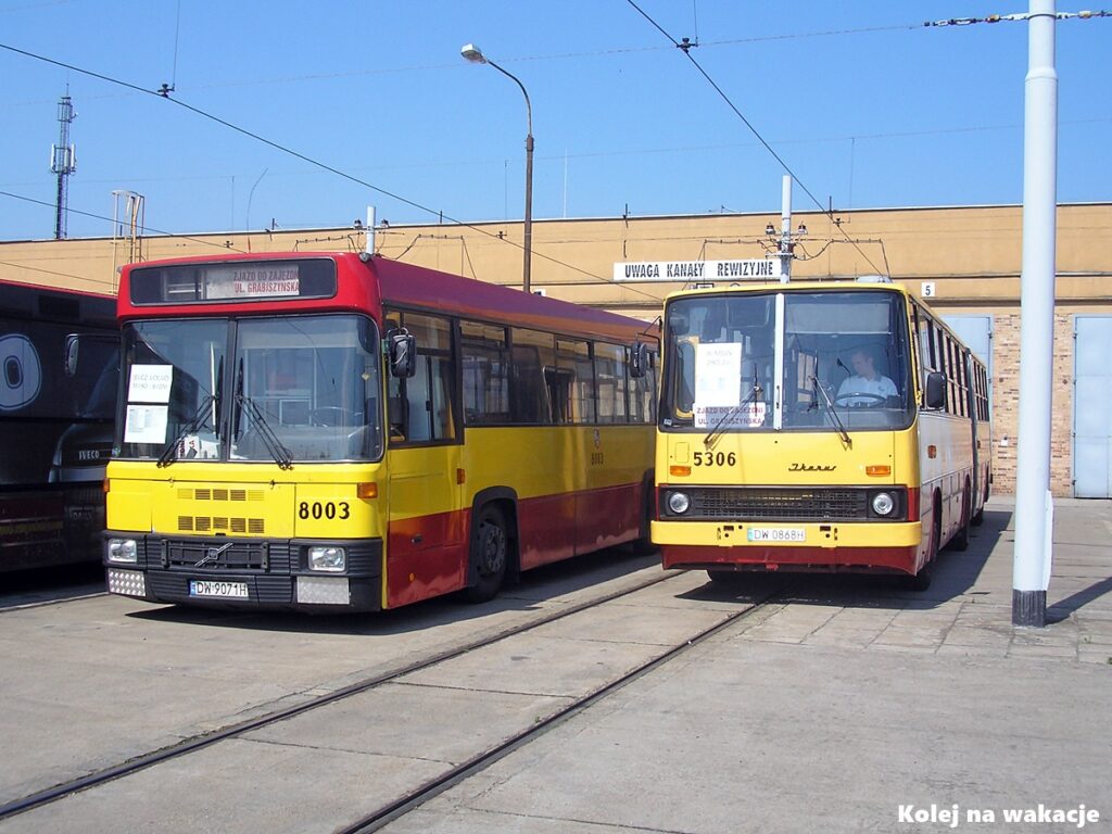 Zabytkowe autobusy przegubowe we Wrocławiu, w tym rzadki model Jelcz M180/B10M na podwoziu Volvo oraz klasyczny węgierski Ikarus.