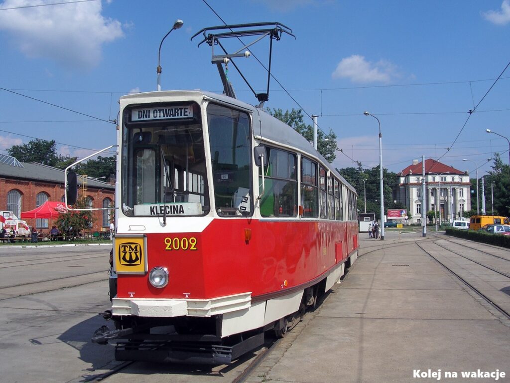 Historyczny tramwaj Konstal 102N z charakterystyczną pochyloną szybą na terenie wrocławskiej zajezdni.