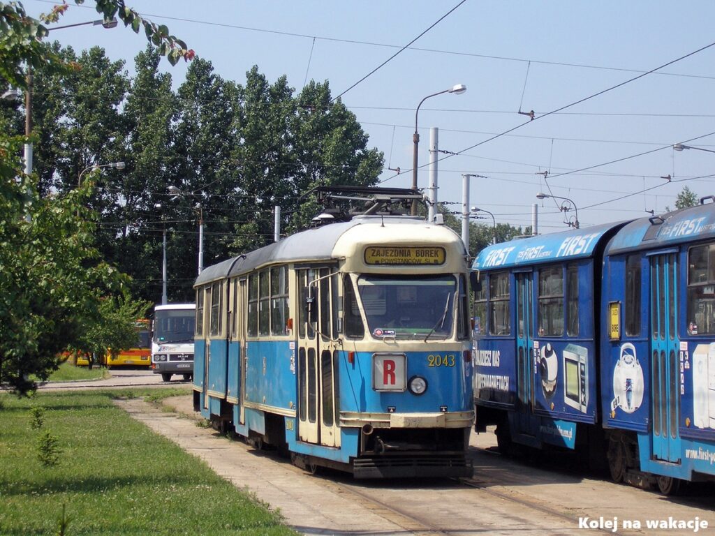 Zabytkowy tramwaj Konstal 102Na w klasycznym malowaniu we Wrocławiu.