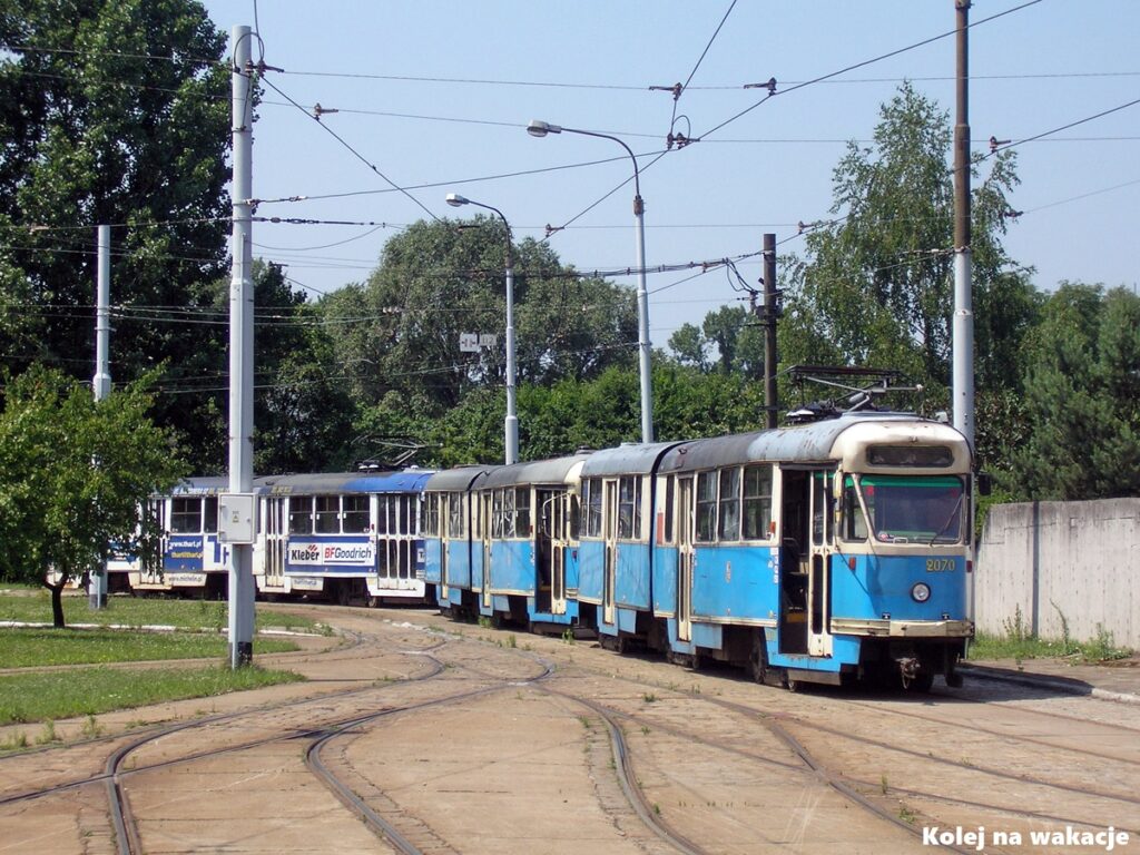 Wagony tramwajowe na torach odstawczych historycznej zajezdni Borek we Wrocławiu.