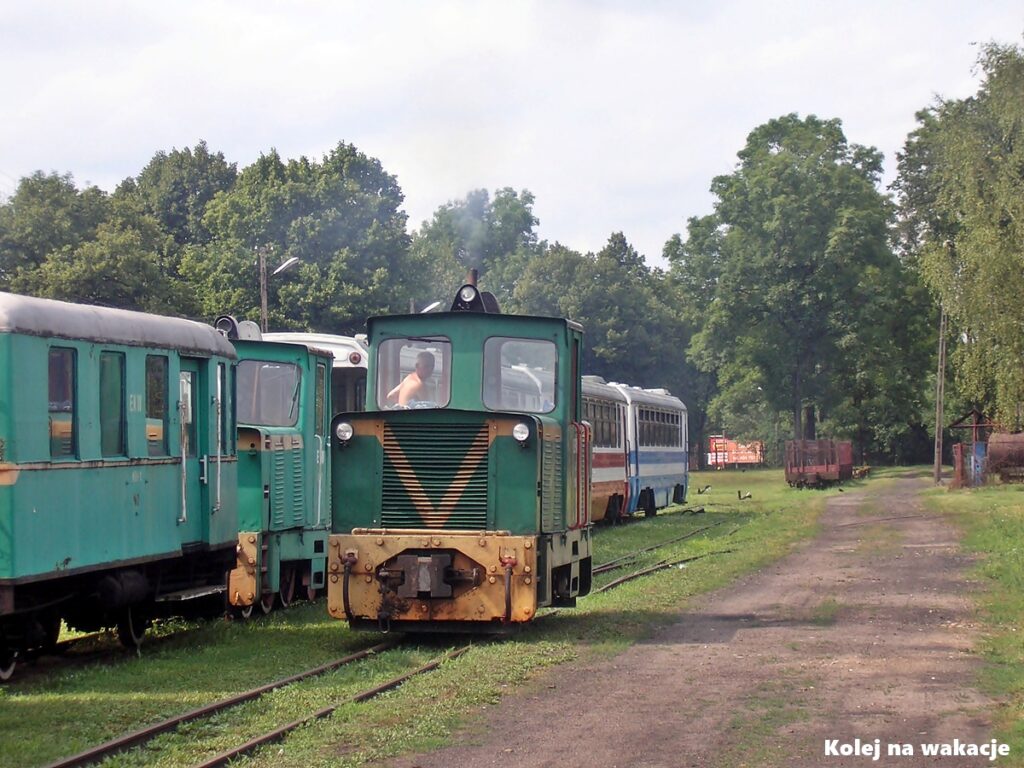 Lyd1 (Wls150 / Wls180) – mała lokomotywa, wielka historia wąskiego toru 2 Zabytkowa lokomotywa spalinowa Lyd1 podczas manewrów na stacji Ełckiej Kolei Wąskotorowej.