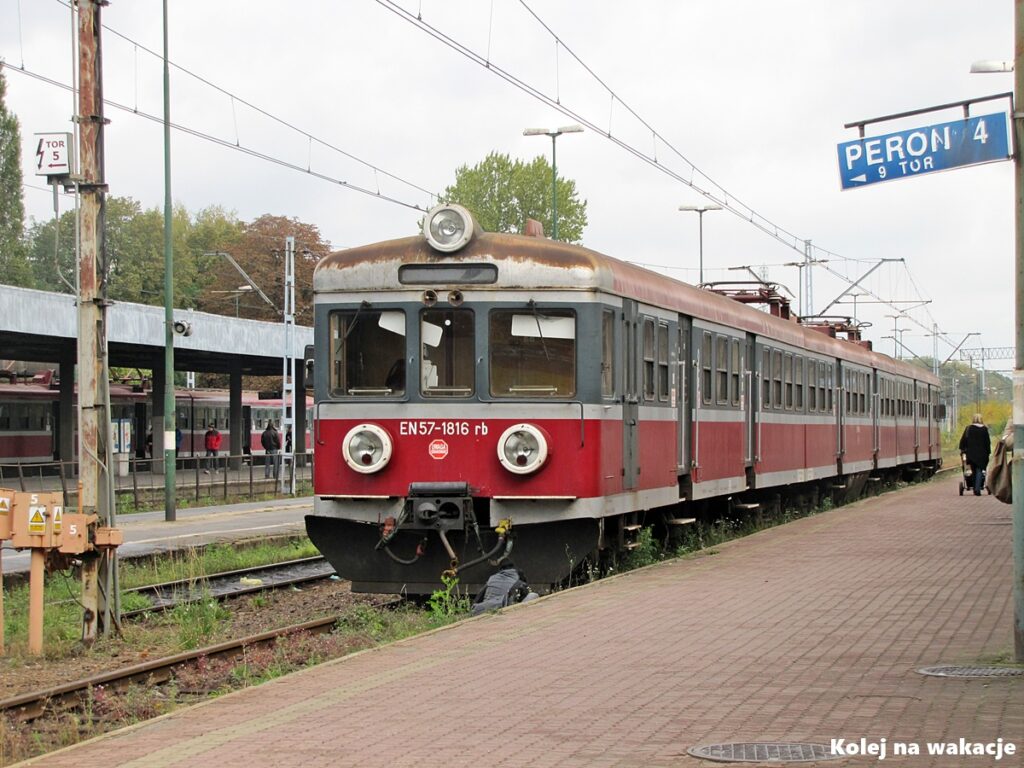 Elektryczny zespół trakcyjny EN57-1816 w historycznym, czerwono-szarym malowaniu stoi przy starym peronie 4 stacji Łódź Fabryczna w 2011 roku.