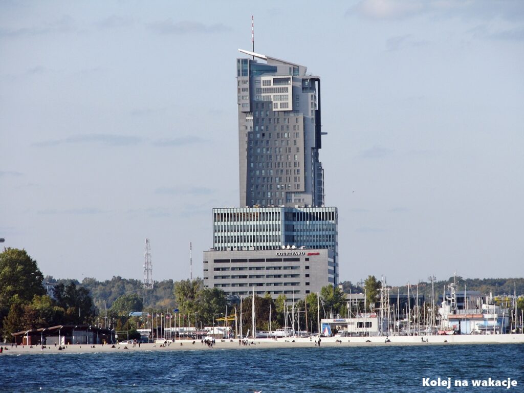 idok od strony Zatoki Gdańskiej na nowoczesne wieżowce Sea Towers, stanowiące charakterystyczny punkt na mapie Gdyni.