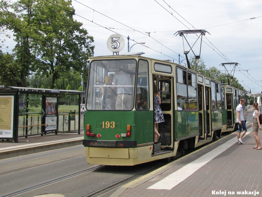 Zabytkowy tramwaj Konstal 105Na na przystanku w Poznaniu