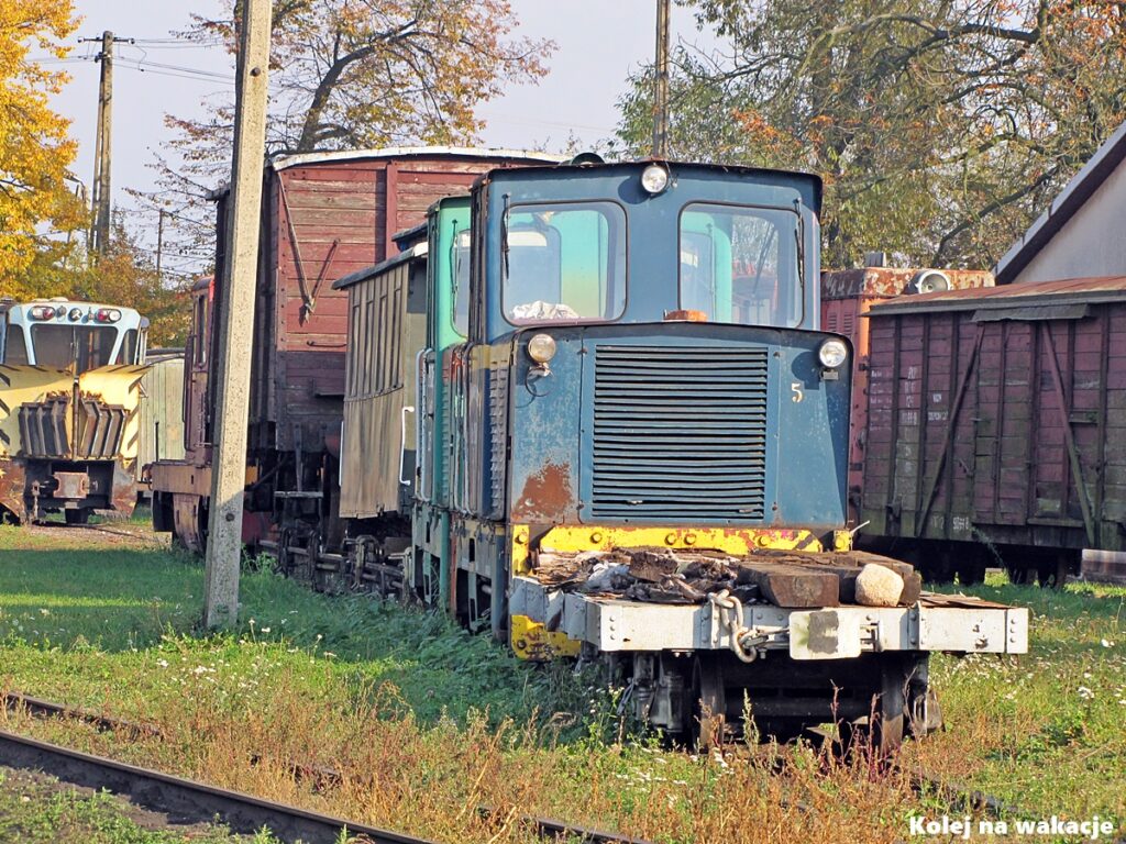 Lyd1 (Wls150 / Wls180) – mała lokomotywa, wielka historia wąskiego toru 1 Zabytkowa lokomotywa Wls150 w oryginalnym malowaniu Cukrowni Tuczno stojąca na torze odstawczym Kolei Rogowskiej.