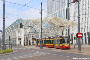 Centrum przesiadkowe Piotrkowska Centrum (Stajnia Jednorożców) w Łodzi z niskopodłogowym tramwajem GT6M-ZR z Jeny.