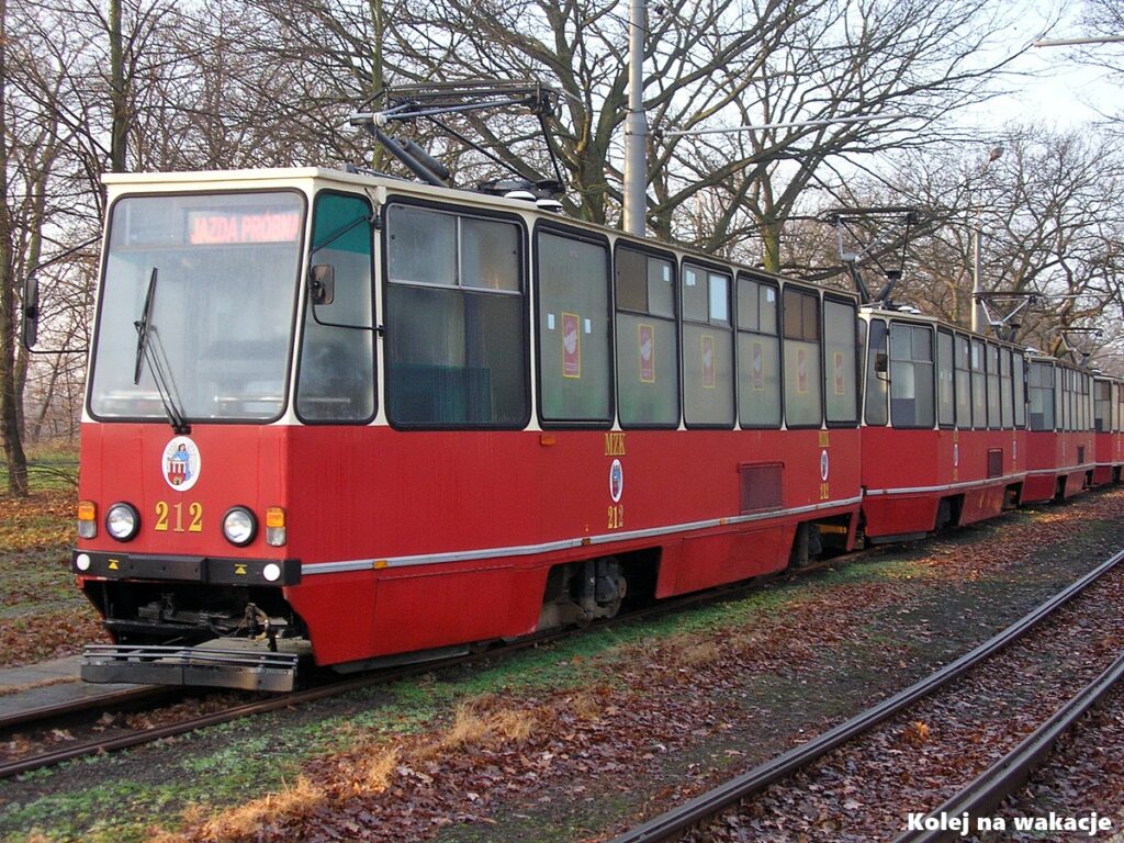 Archiwalne zdjęcie z Torunia przedstawiające tramwaje Konstal 805Na w dawnym biało-czerwonym malowaniu, odstawione na torach bocznych pętli.