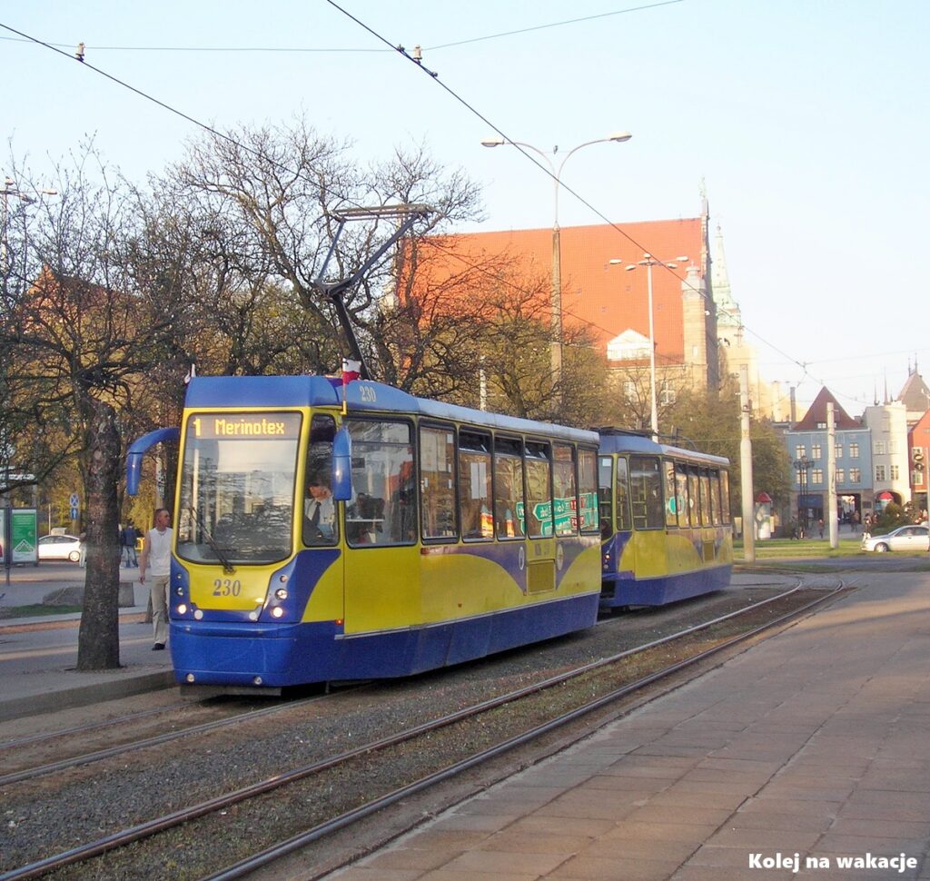 Zmodernizowany skład toruńskich tramwajów Konstal 805Na, potocznie zwany "bulwą", w żółto-niebieskich barwach miejskich na trasie linii nr 1.