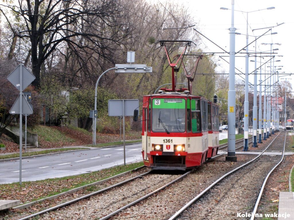 Klasyczny gdański tramwaj Konstal 105Na z czerwoną tablicą linii 3 jadący ulicą.