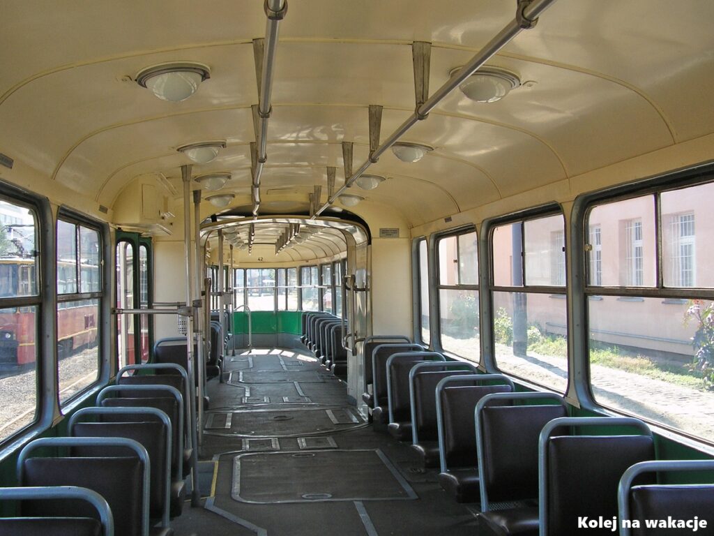 Wnętrze zabytkowego tramwaju przegubowego Konstal 102Na z widocznym przegubem