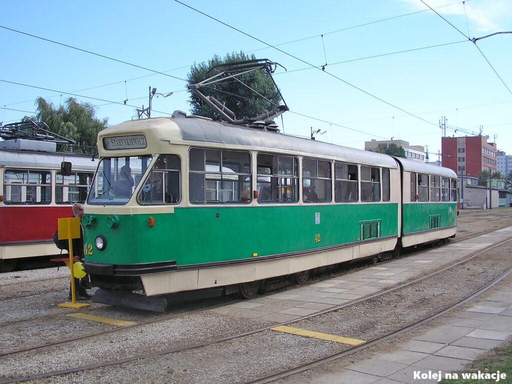 Przegubowy tramwaj Konstal 102Na numer 42 w zielono-kremowych barwach Poznania