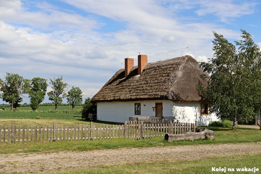 Drewniana chata w skansenie w Kwiatkówku koło Tumu, prezentująca tradycyjną zabudowę dawnej wsi łęczyckiej.