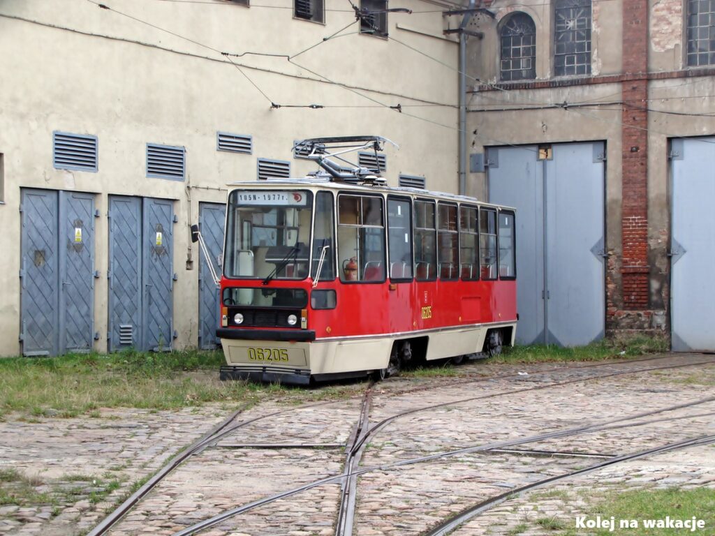 Zabytkowy tramwaj Konstal 105N-06205 kursujący po Gdańsku. Historyczny wagon typu „szybkowiec” wykorzystywany podczas Gdańskich Linii Turystycznych.
