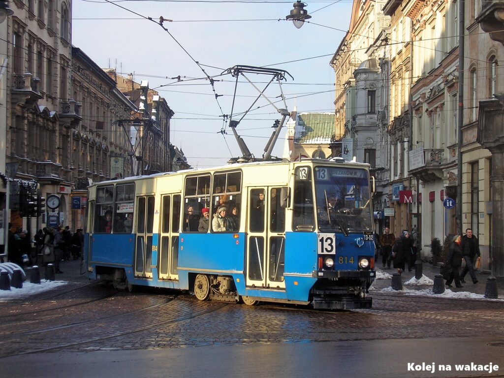 Tramwaj Konstal 105Na numer 814 na linii 13 w centrum Krakowa podczas zimy w styczniu 2010 roku.