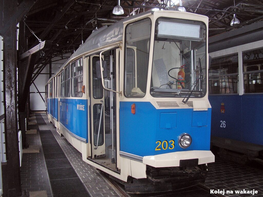 Zabytkowy tramwaj Konstal 102N numer 203 z charakterystyczną pochyloną szybą czołową w Muzeum Inżynierii i Techniki w Krakowie.