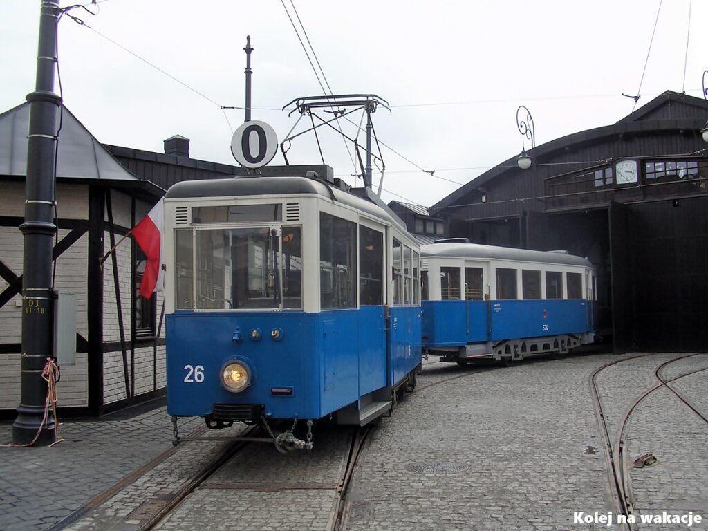 Zabytkowy skład tramwajowy z wagonem N nr 26 i doczepą PN2 nr 524 wyjeżdża z zajezdni na trasę Krakowskiej Linii Muzealnej.