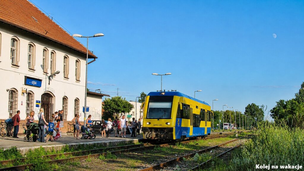 Pomorze bez samochodu - 5 miejsc nad Bałtykiem, do których warto pojechać pociągiem 3 Pociąg do Łeby jadący przez Pomorze w kierunku wybrzeża