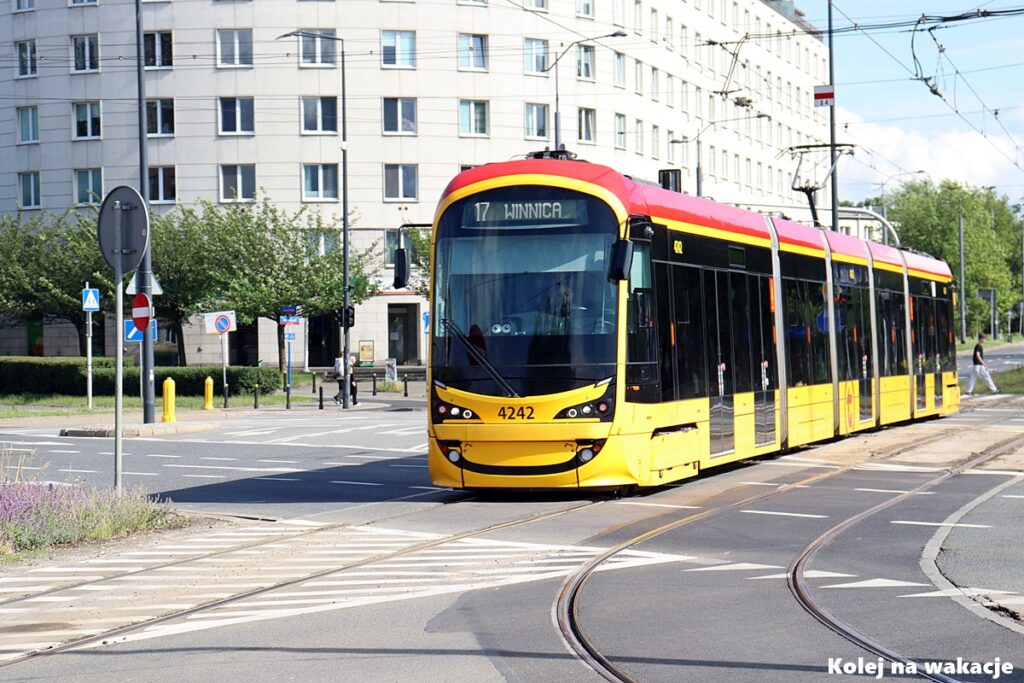 Nowoczesny tramwaj linii 17 jadący ulicą Popiełuszki w Warszawie w kierunku pętli Winnica.
