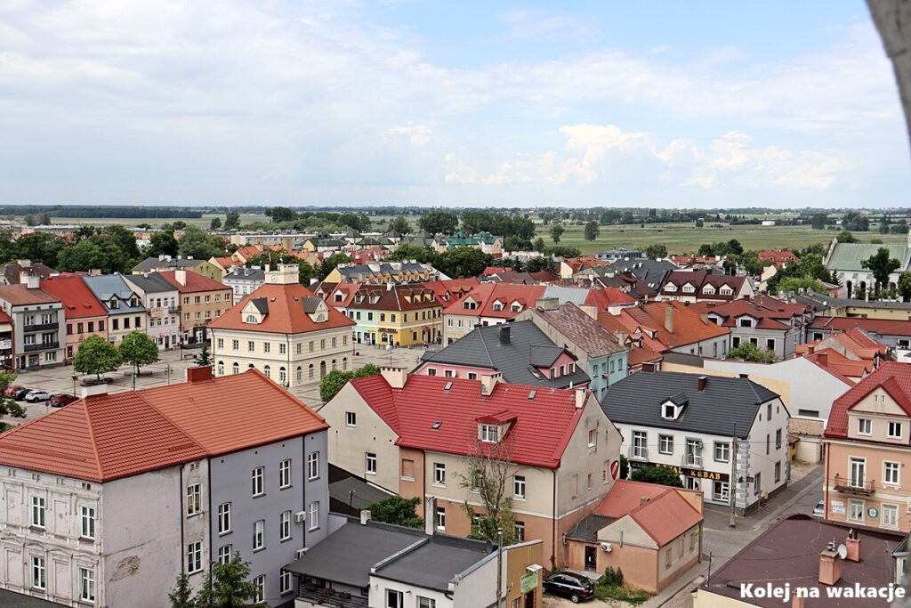 anorama Łęczycy widziana z wieży Zamku Królewskiego – czerwone dachy kamienic i zabudowa historycznego centrum miasta.