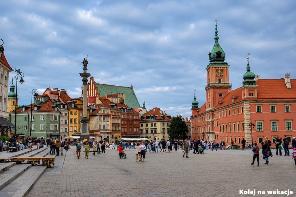 Plac Zamkowy na Starym Mieście w Warszawie z widokiem na Zamek Królewski
