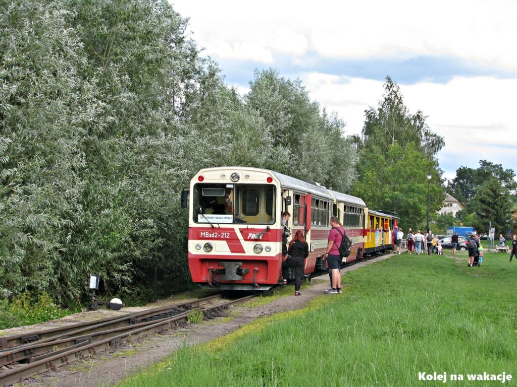 Pomorze bez samochodu - 5 miejsc nad Bałtykiem, do których warto pojechać pociągiem 4 Pociąg Żuławskiej Kolei Dojazdowej na stacji Sztutowo