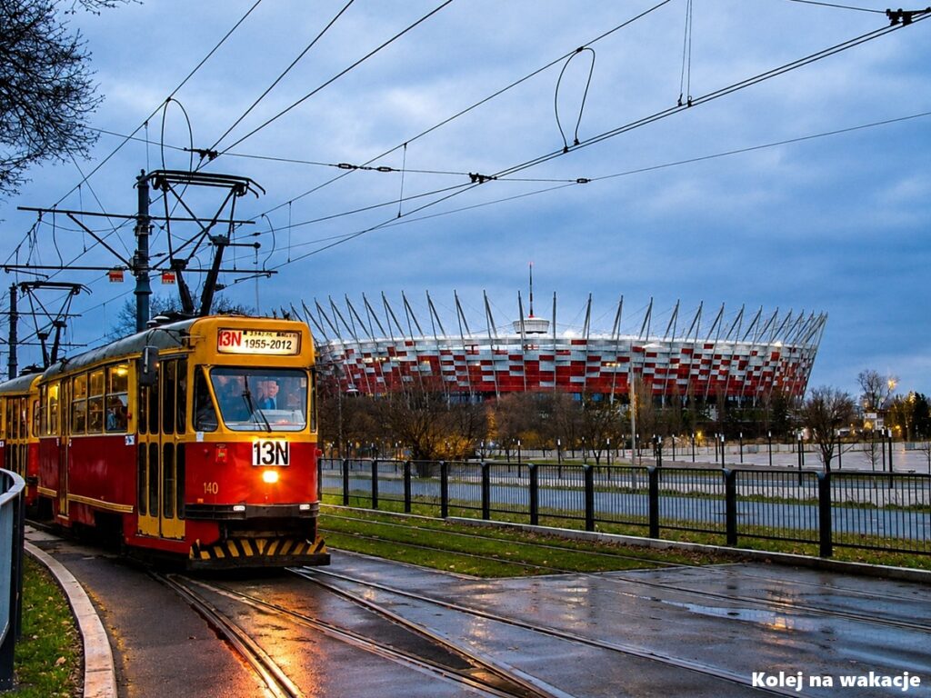 Zabytkowy tramwaj 13N jadący w pobliżu Stadionu Narodowego w Warszawie