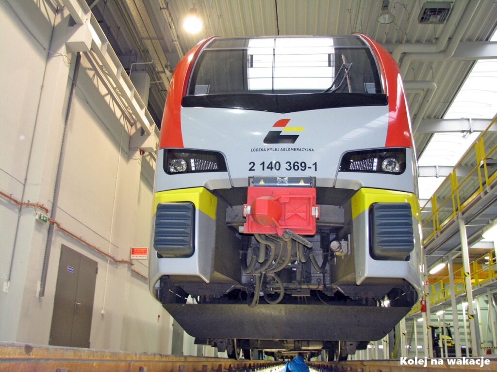 Łódzka Kolej Aglomeracyjna (ŁKA) - gdzie jeździ, trasy i przewodnik pasażera 4 Pociąg Stadler FLIRT ŁKA podczas przeglądu technicznego.