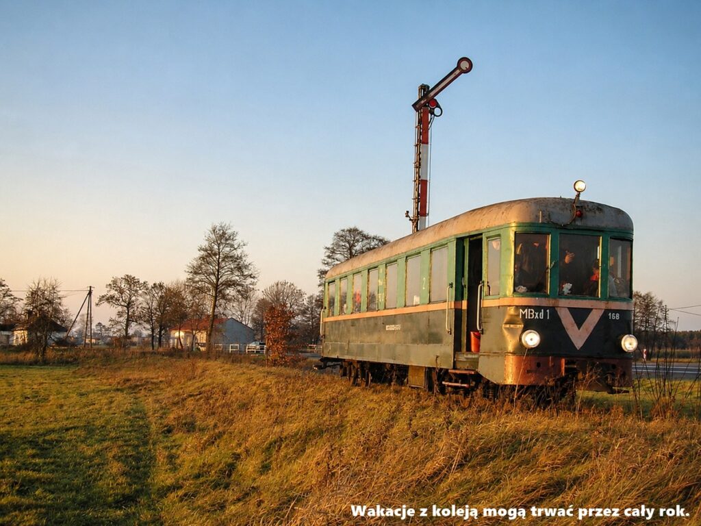Wagon MBxd1-168 na stacji Sierpów Wąsk. wyjeżdżający w kierunku Ozorkowa na kolei wąskotorowej