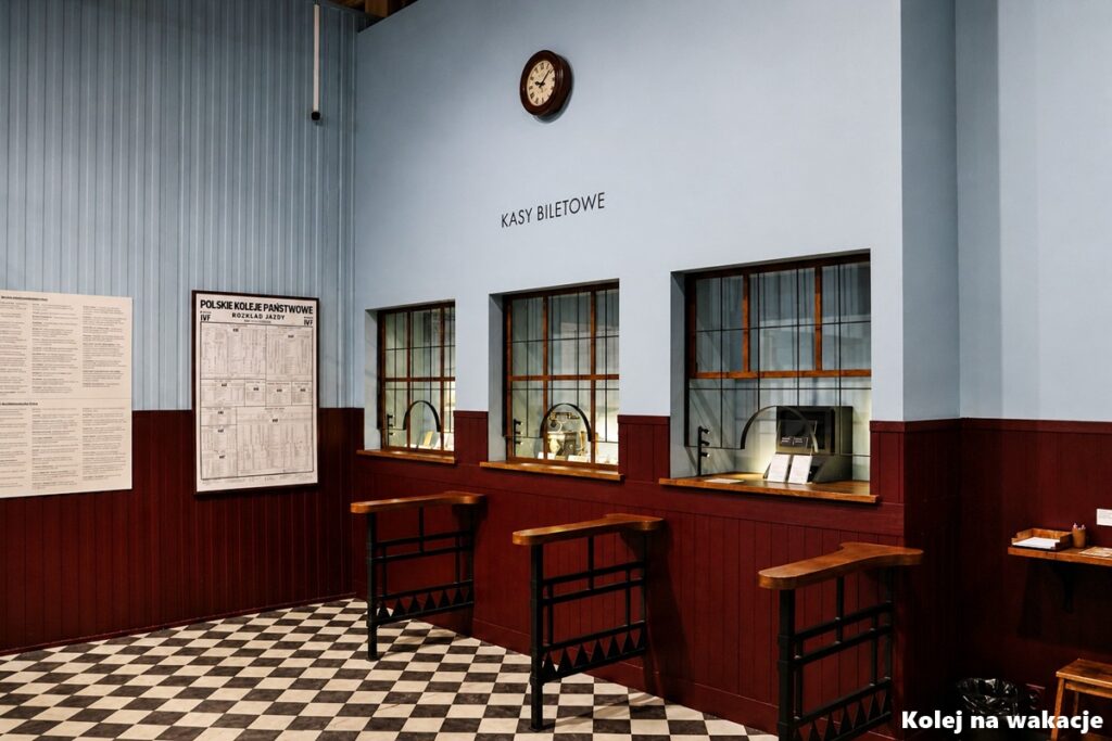 Historyczne kasy biletowe w Stacji Muzeum w Warszawie – zrekonstruowane wnętrze dawnego dworca kolejowego.