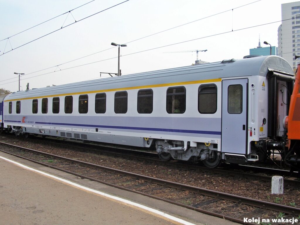 Nowoczesny wagon PKP Intercity przystosowany do komfortowych podróży rodzinnych po Polsce.