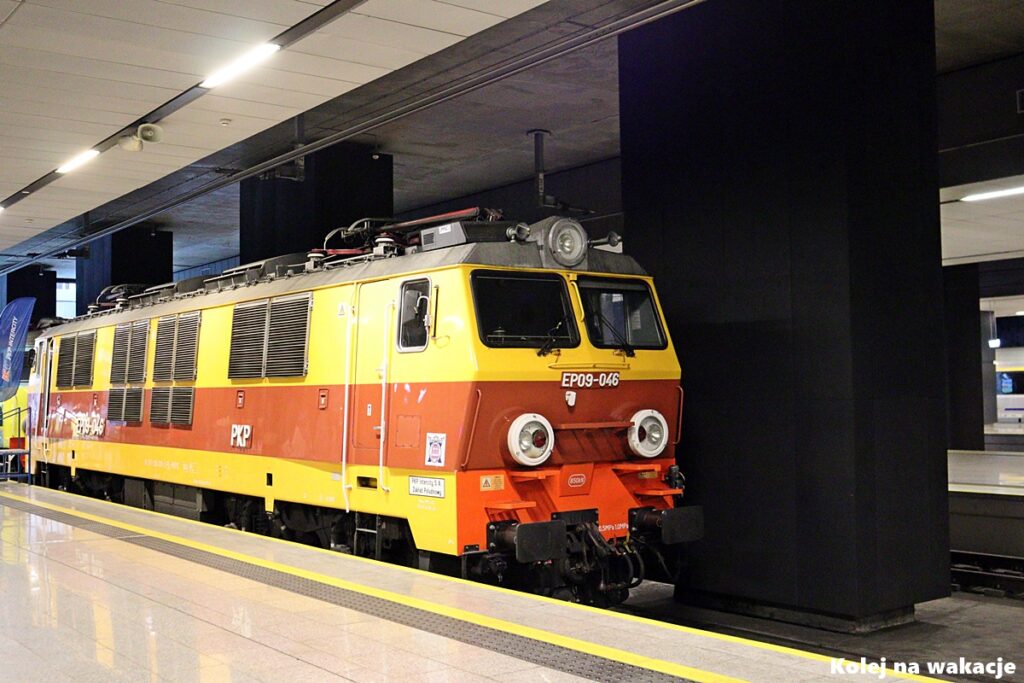 Lokomotywa EP09 PKP Intercity w historycznym malowaniu na stacji Łódź Fabryczna
