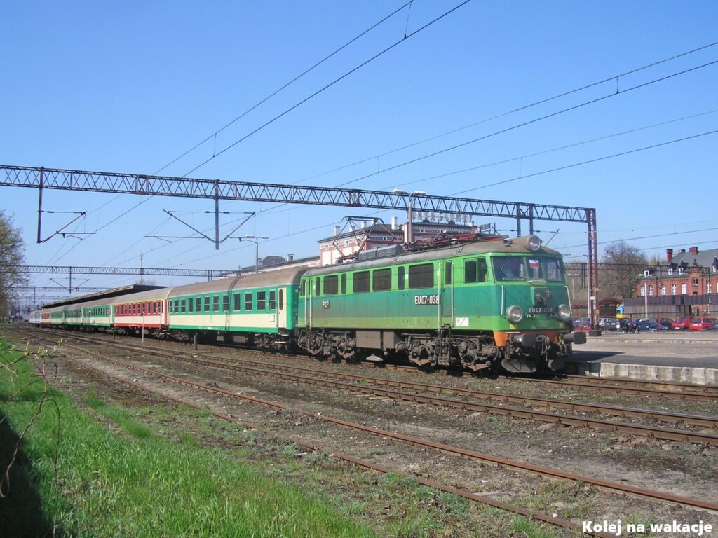 Lokomotywa EU07 z klasycznym zielonym składem PKP na stacji Toruń Główny w 2010 roku