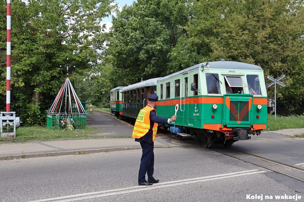 Wagon motorowy MBd1-126 podczas przejazdu przez przejazd kolejowy w Sochaczewie.