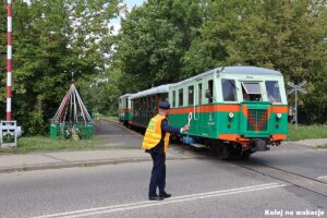 Wagon motorowy MBd1-126 podczas przejazdu przez przejazd kolejowy w Sochaczewie.