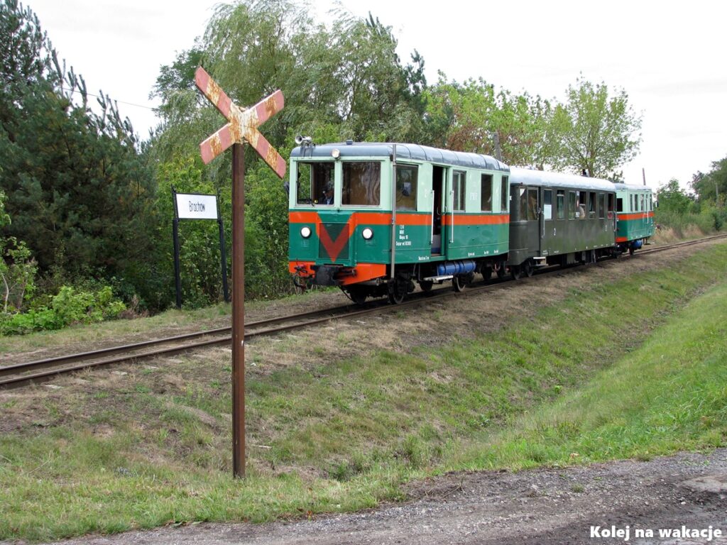 Przejazdy specjalne MBd1 na Sochaczewskiej Kolei Muzealnej 5 Wagony motorowe MBd1-130 i MBd1-126 na stacji Brochów