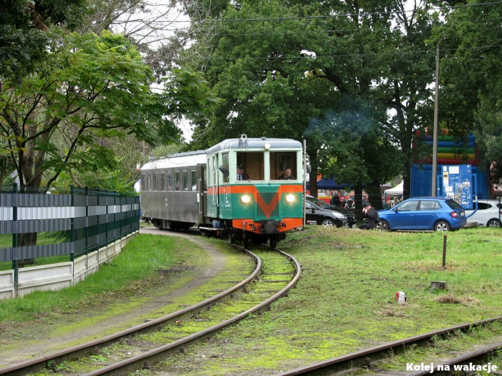 Przejazdy specjalne MBd1 na Sochaczewskiej Kolei Muzealnej 3 Wagon motorowy MBd1-130 z wagonem 3Aw na stacji w Stegnie